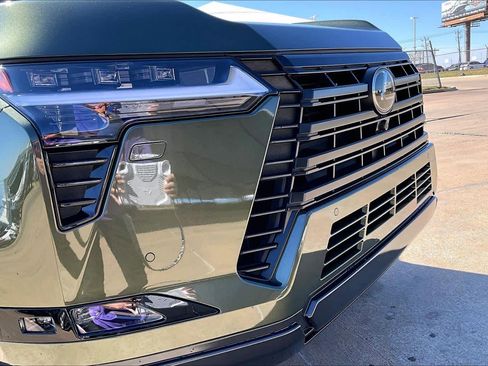 Used 2025 Lexus GX 550 w/ Accessory Package (2T) image 28