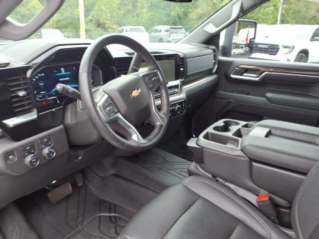 Used 2023 Chevrolet Silverado 1500 LT w/ Leather Package AWD/4WD image 3