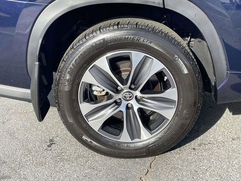 Used 2024 Toyota Highlander XLE image 8