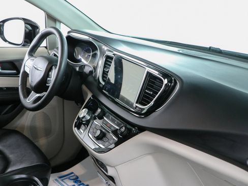 Used 2024 Chrysler Pacifica Touring-L FWD image 26