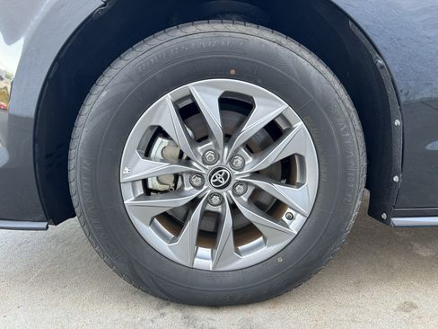 Used 2025 Toyota Sienna XLE FWD image 12