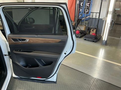 Used 2025 Volkswagen Atlas SE FWD image 34