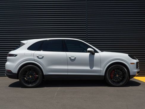 Used 2024 Porsche Cayenne S AWD/4WD image 8