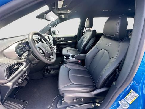 New 2026 Chrysler Pacifica Select w/ S Appearance Package FWD image 15
