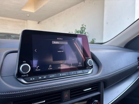 Used 2025 Nissan Rogue SV FWD image 16