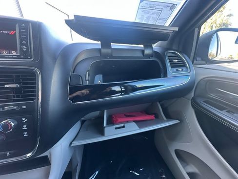 Used 2019 Dodge Grand Caravan SXT FWD image 33