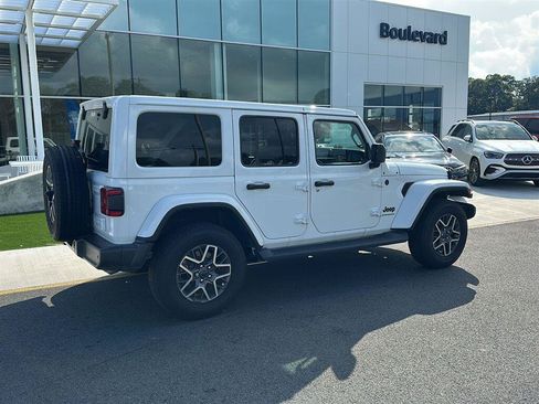 Used 2025 Jeep Wrangler Unlimited Sahara AWD/4WD image 5