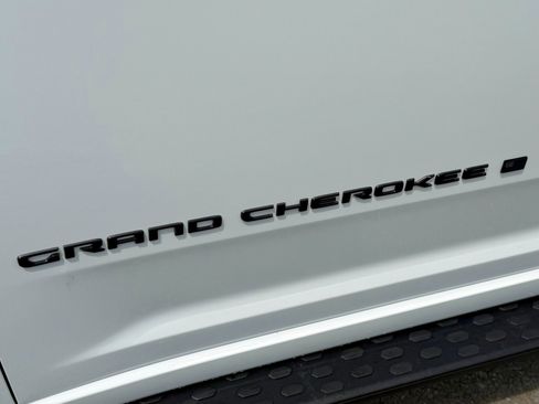 Used 2025 Jeep Grand Cherokee Summit AWD/4WD image 12