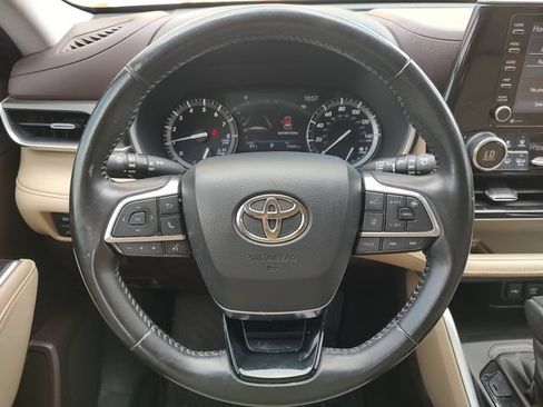 Used 2021 Toyota Highlander XLE FWD image 11