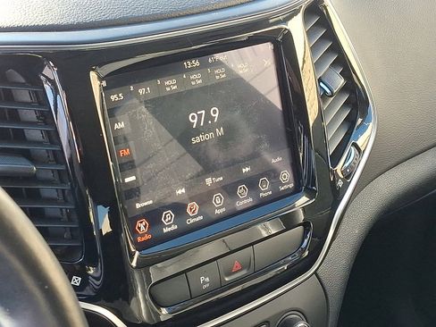 Used 2019 Jeep Cherokee Limited image 16