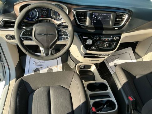 Used 2024 Chrysler Voyager LX image 10