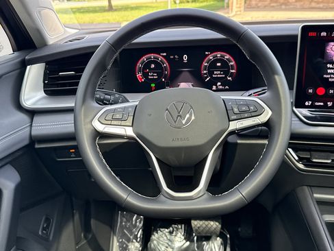 Used 2025 Volkswagen Tiguan SE AWD/4WD image 26