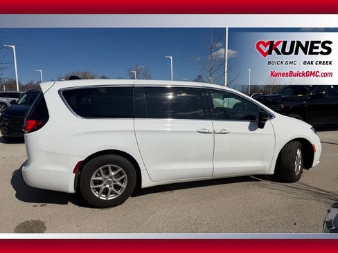 Used 2024 Chrysler Pacifica Touring-L image 4