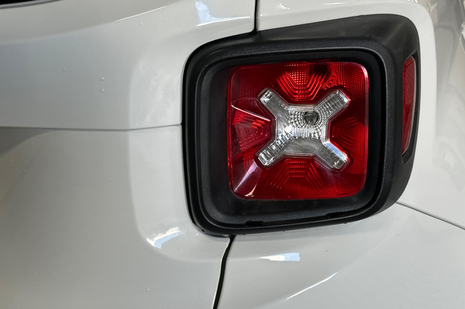 Used 2018 Jeep Renegade Latitude FWD image 47