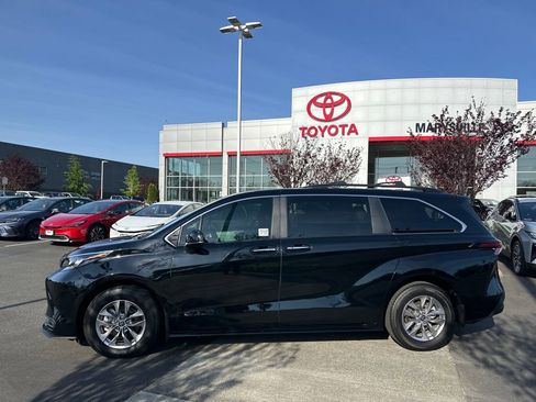 Used 2025 Toyota Sienna XLE w/ XLE Plus Package AWD/4WD image 2