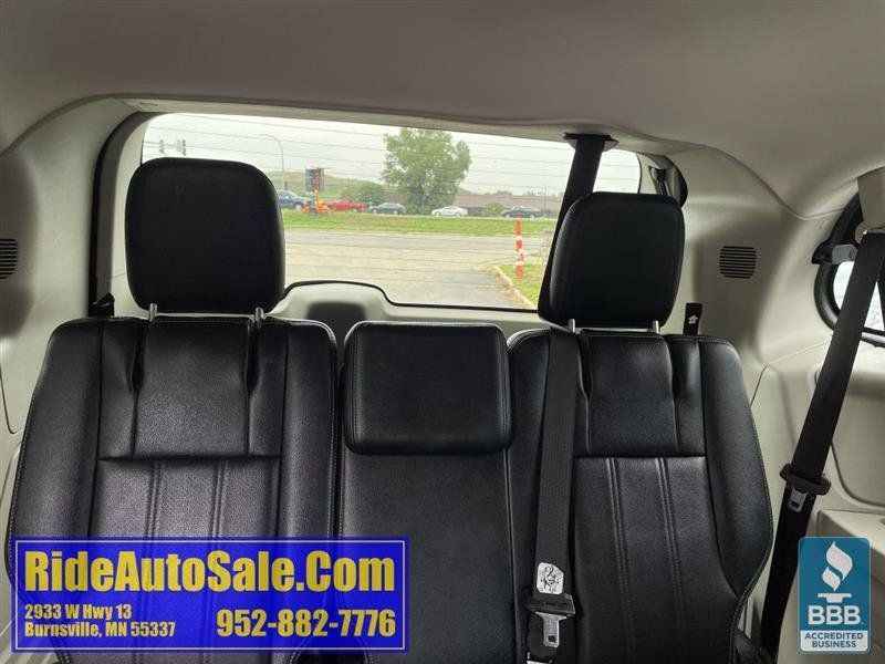 Used 2013 Chrysler Town & Country Touring-L w/ Driver Convenience Group FWD image 15