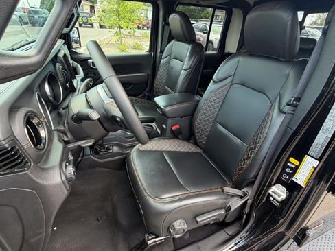 Used 2023 Jeep Gladiator Overland AWD/4WD image 12