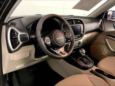 Certified 2025 Kia Soul LX w/ LX Technology Package FWD image 14