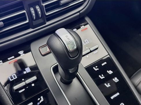 Certified 2025 Porsche Macan AWD/4WD image 21