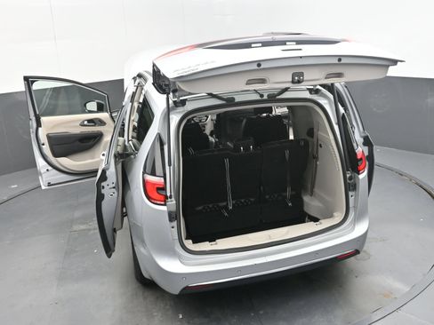Used 2024 Chrysler Pacifica Touring-L FWD image 41