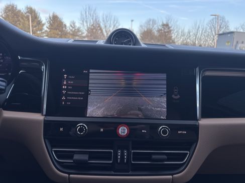 Certified 2025 Porsche Macan image 19