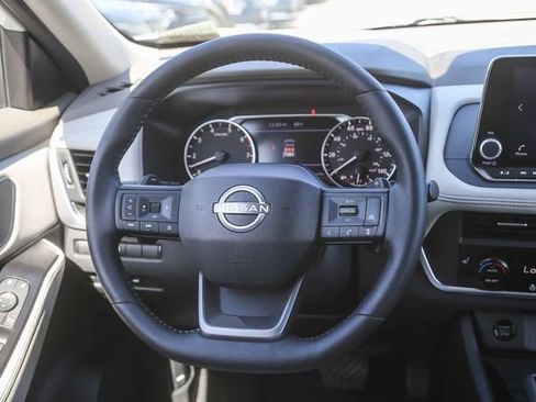 Used 2025 Nissan Rogue SV w/ SV Premium Package image 16