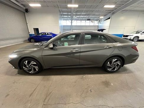 Used 2025 Hyundai Elantra Limited FWD image 6