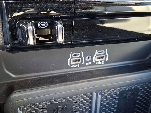 Used 2025 RAM 2500 Laramie AWD/4WD image 33