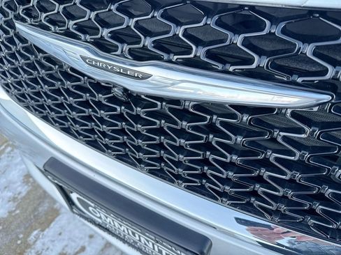 Used 2024 Chrysler Pacifica Limited image 31