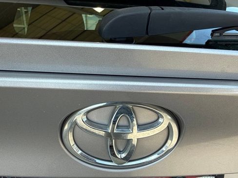 Used 2019 Toyota C-HR XLE FWD image 4