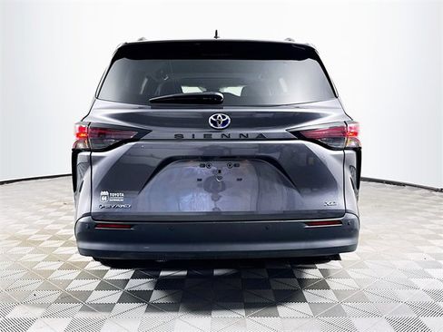 Used 2025 Toyota Sienna XLE image 7