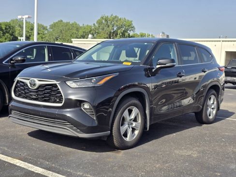Used 2023 Toyota Highlander LE AWD/4WD image 3