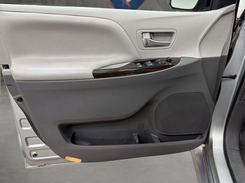Used 2019 Toyota Sienna XLE image 43