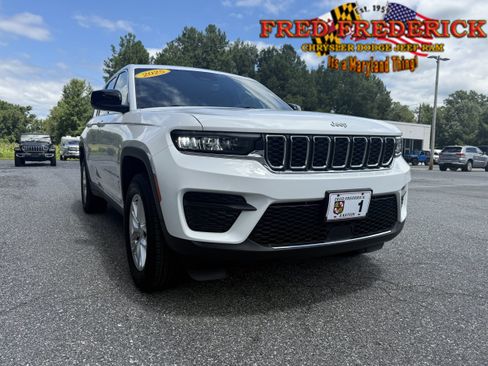 Used 2025 Jeep Grand Cherokee Laredo X w/ Trailer Tow Package AWD/4WD image 1