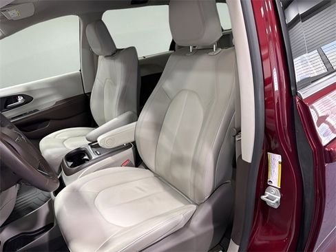 Used 2020 Chrysler Pacifica Touring-L Plus w/ Advanced Safetytec Group image 10