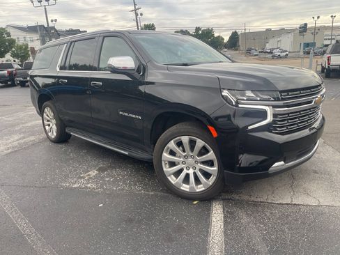 Used 2023 Chevrolet Suburban Premier w/ Premium Package 2 AWD/4WD image 2