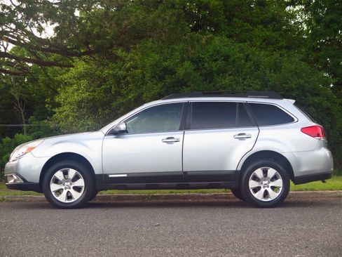 Used 2012 Subaru Outback 2.5i Limited AWD/4WD image 2