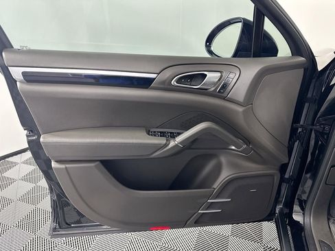 Used 2017 Porsche Cayenne Platinum Edition image 27