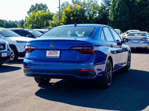 Used 2024 Volkswagen Jetta SE w/ Panoramic Sunroof Package image 10