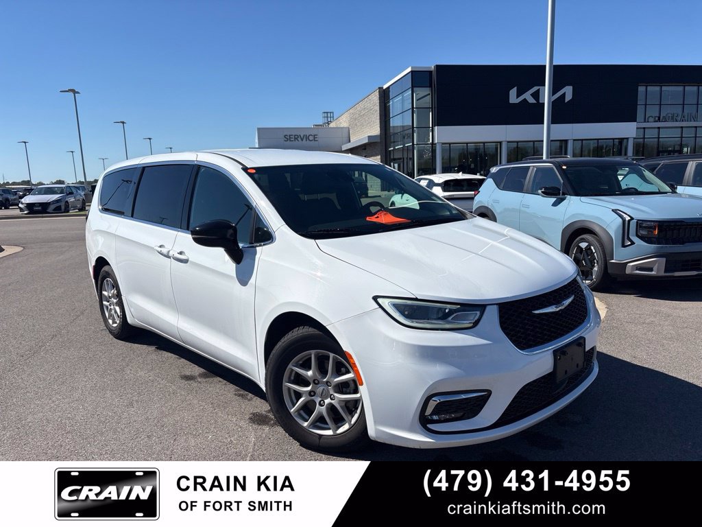 Used 2025 Chrysler Pacifica Select FWD image 1