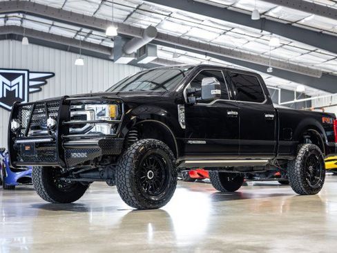 Used 2022 Ford F250 Platinum w/ FX4 Off-Road Package AWD/4WD image 2