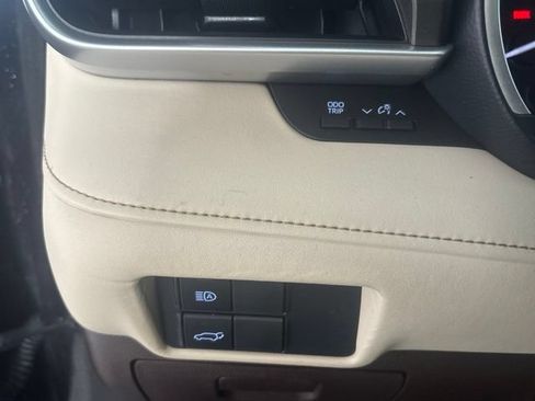 Used 2021 Toyota Highlander XLE AWD/4WD image 14