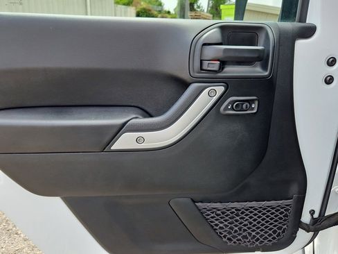 Used 2018 Jeep Wrangler Unlimited Sahara w/ Connectivity Group image 9