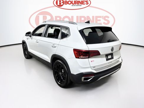 Used 2023 Volkswagen Taos SE w/ Panoramic Sunroof Package AWD/4WD image 9