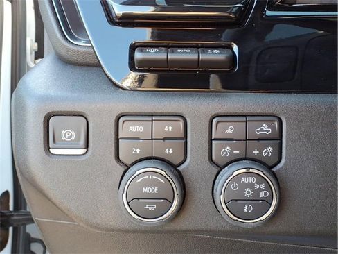 Used 2024 Chevrolet Silverado 2500 ZR2 w/ Technology Package image 17