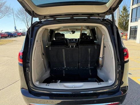 Used 2022 Chrysler Pacifica Touring-L w/ Uconnect Theater Family Group image 19