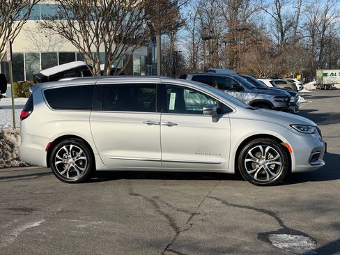 Certified 2024 Chrysler Pacifica Pinnacle image 4