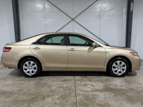 Used 2010 Toyota Camry SE image 6
