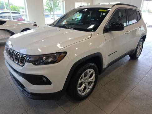 Used 2024 Jeep Compass Latitude AWD/4WD image 1