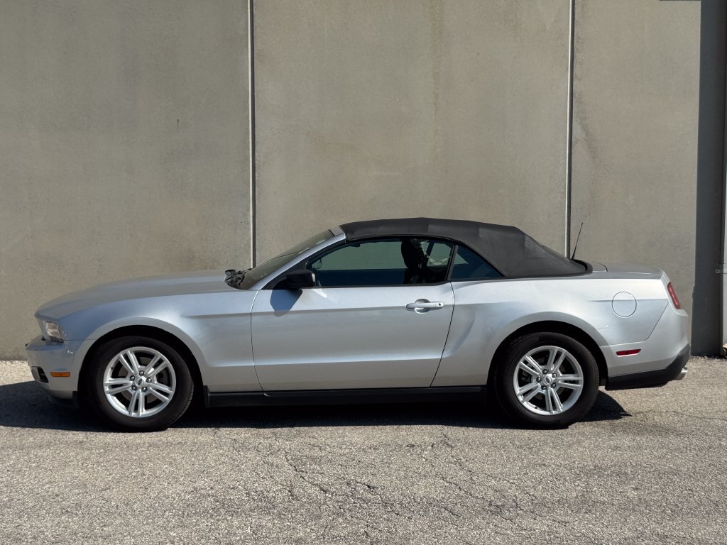 Used 2012 Ford Mustang Convertible RWD image 31